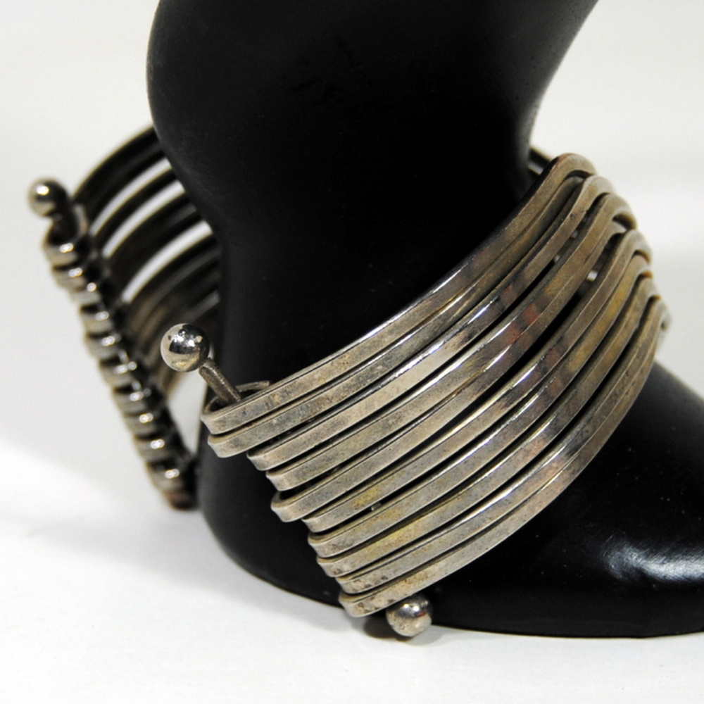 Silvertone Wire Wave Pattern Stud Hinges - image 3